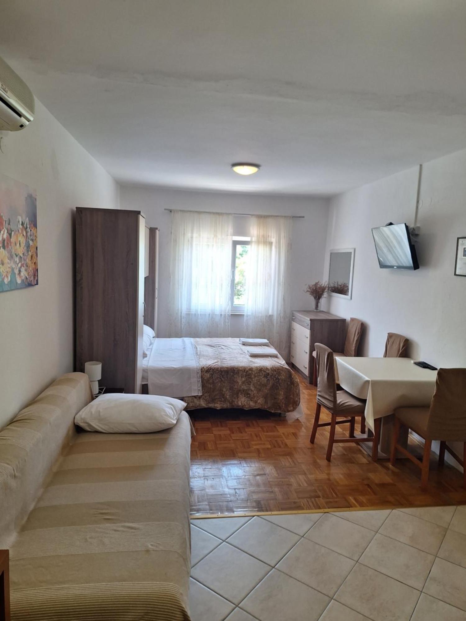 Diana Rooms And Apartments Starigrad Paklenica Exterior foto