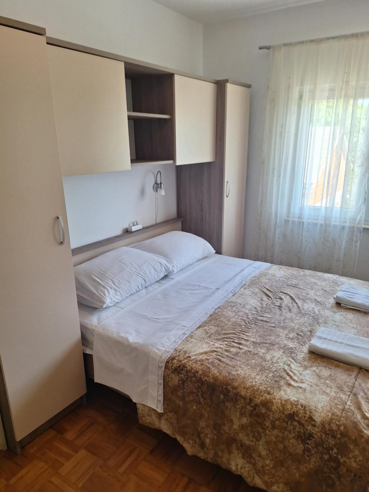 Diana Rooms And Apartments Starigrad Paklenica Exterior foto