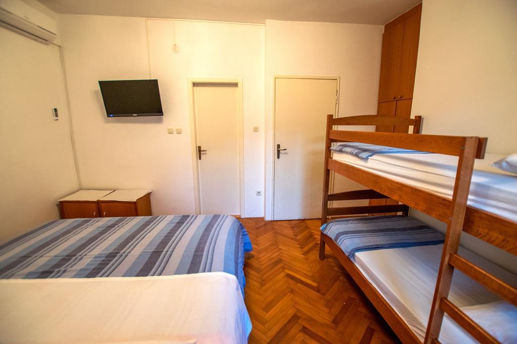 Diana Rooms And Apartments Starigrad Paklenica Exterior foto