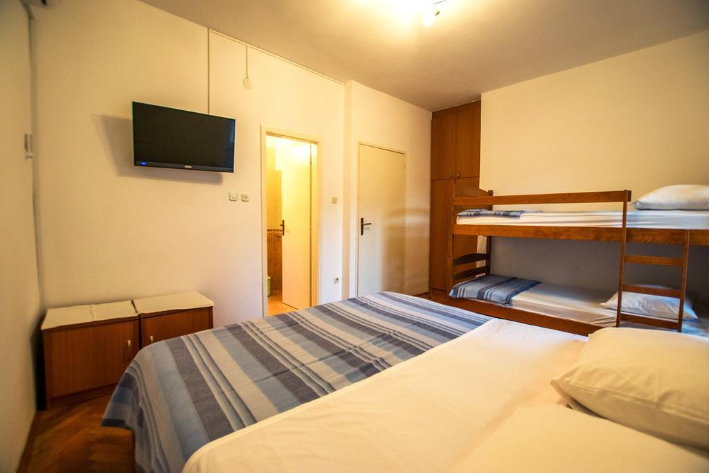 Diana Rooms And Apartments Starigrad Paklenica Exterior foto